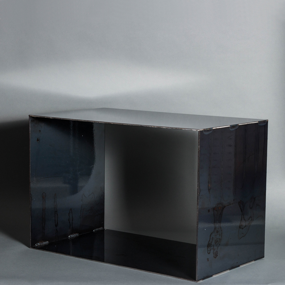 Steel shelf | Clear varnish | Shelf made of 4mm-thick steel with structure | Hifi | Industrial design | Laser cut